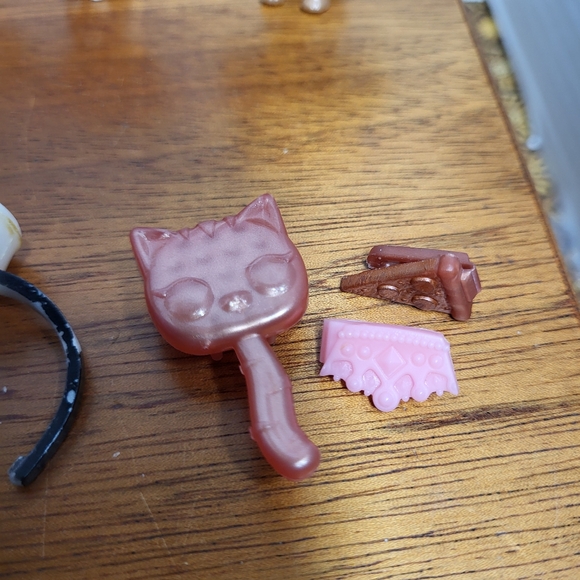 Lot of LOL Surprise Dolls and Pets and Accesories - Picture 8 of 16